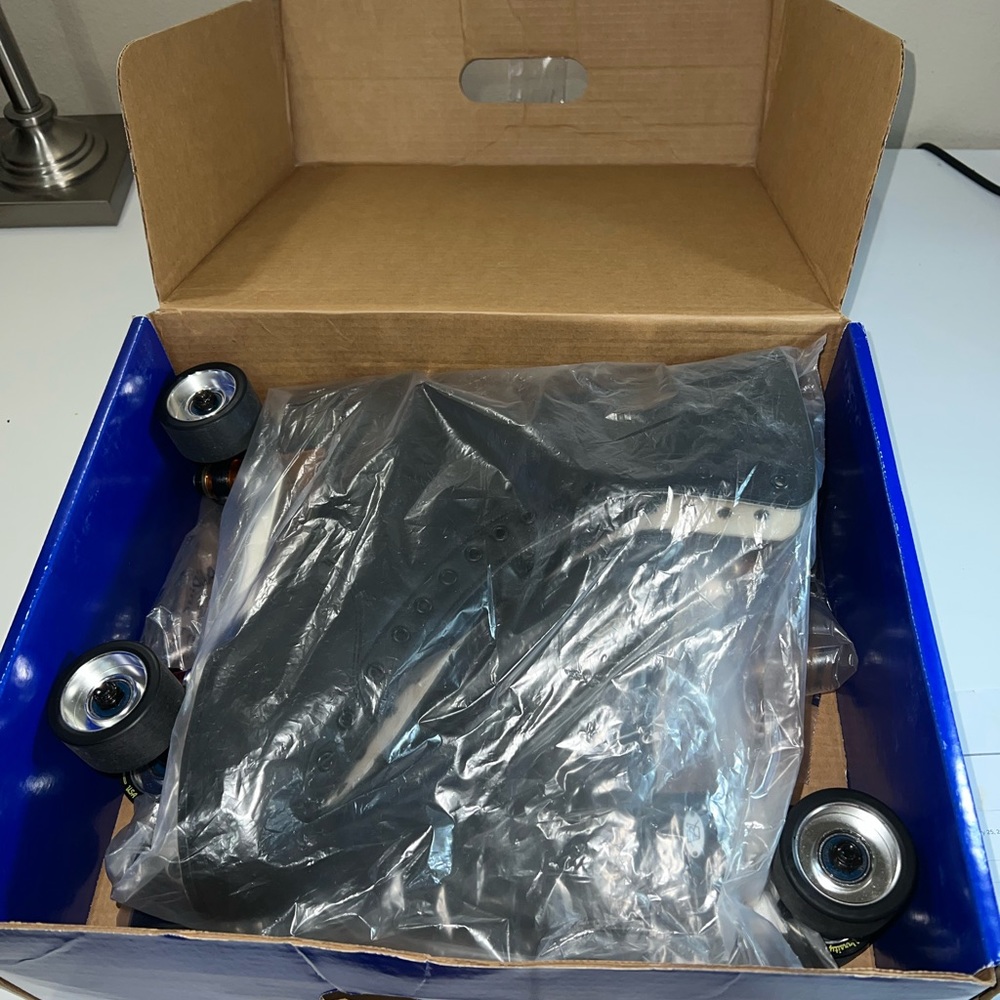 BRAND NEW LEATHER REIDELL ROLLER SKATES 12.5